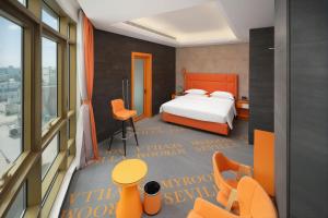una camera d'albergo con letto, scrivania e sedie di HUAZHU LUYI Service Apartment 华住庐艺 a Riyad