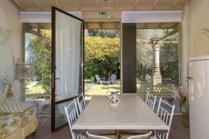a table with a vase on it in a living room at San Giovanni Residence in Peccioli