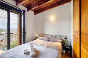 a bedroom with a bed and a large window at Apto Ideal En Osseja in Osséja