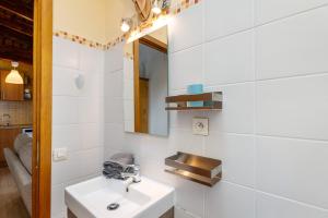 a bathroom with a sink and a mirror at Apto Ideal En Osseja in Osséja +12 photos