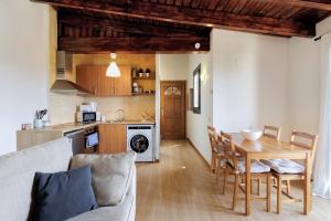 a kitchen and living room with a table and chairs at Apto Ideal En Osseja in Osséja