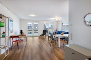 a living room with a table and chairs and a desk at Ferienwohnung Vogesenpanorama in Bad Bellingen