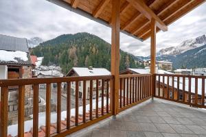 a balcony with a view of a snowy mountain at Apartment Weber in Nova Levante