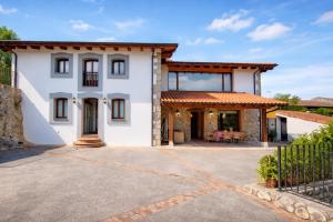 an exterior view of a white house at Casa Llanes con Jardín, Vistas y Barbacoa – Maruja in La Pereda de Llanes