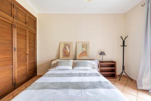 ein Schlafzimmer mit einem großen Bett und einem Holzschrank in der Unterkunft Villa Laforge in Carmona + 28 Fotos