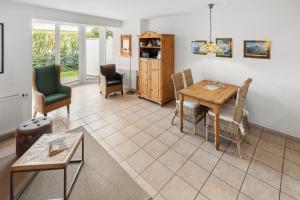 a living room with a table and chairs at Deichblick in Böhl