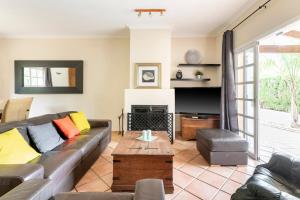 ein Wohnzimmer mit Sofa und Kamin in der Unterkunft Villa Laforge in Carmona