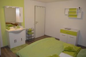 Ein Bett oder Betten in einem Zimmer der Unterkunft Haus ElSaVi