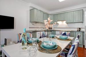 a kitchen with a table with plates and glasses on it at Mi refugio en La Jaca in Arico