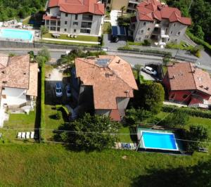 an aerial view of a house with a swimming pool at App Oleandro Casa Demonti in Tignale