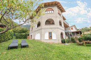 a building with a bench in front of it at App Oleandro Casa Demonti in Tignale
