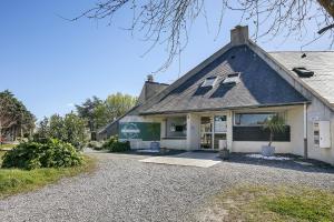 an old building with a driveway in front of it at Ty Dacoli - piscine et plage in Le Pouliguen