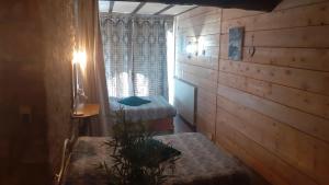 a bedroom with two twin beds and a window at Le Gite Des Peyreyres in Lespéron
