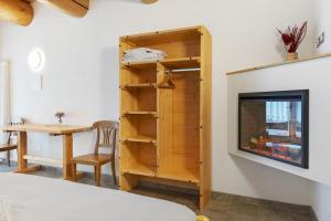 a room with a book shelf and a fireplace at Agritur Cazzuffi in Peio