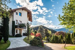 a villa with a view of a house at Residence Skutial App Santner in Castelrotto
