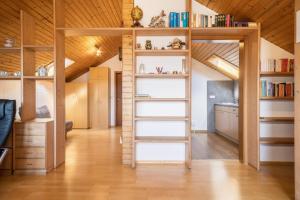a room with a loft bed with bookshelves at Ferienwohnung Camilla Wagner in Amtzell