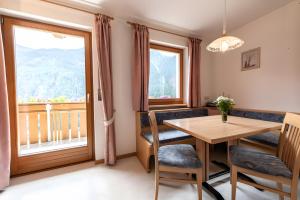 a dining room with a table and a window at Mair am Tinkhof in Selva dei Molini