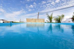 a large blue swimming pool with a blue sky at Casa Syrah in Palmela