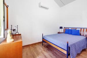 a bedroom with a blue bed and a table at Casa Syrah in Palmela +13 photos