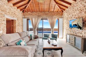 a living room with a couch and a table at Casa Rural Sajoná in Tiscamanita