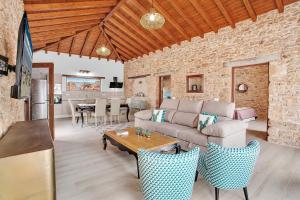 a living room with a couch and a table at Casa Rural Sajoná in Tiscamanita