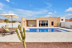 an image of a villa with a swimming pool at Casa Rural Sajoná in Tiscamanita