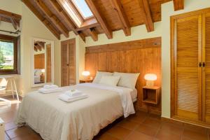 a bedroom with a bed with two towels on it at Casa Velasco in Esles +17 photos