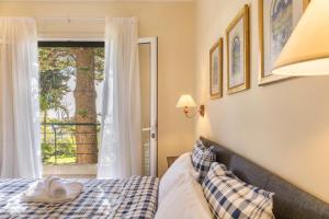 a bedroom with a bed and a window at Villa Echium T2 in Caniço