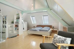 a bedroom with a bed and a couch in a room at Ferienappartement Pauli in Hagnau