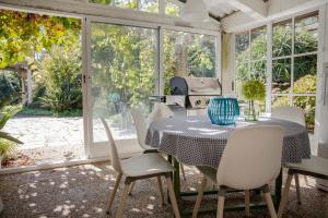 a screened in porch with a table and chairs at Casa Con Encanto in Bueu