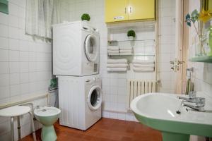 a bathroom with a washing machine and a sink at Casa Con Encanto in Bueu