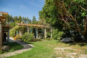 a house with a garden with a bench in the yard at Casa Con Encanto in Bueu