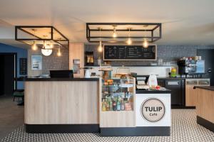 eine Küche mit einer Theke und einem Imbisswagen in der Unterkunft TULIP Hotels & Residences - Marne-la-Vallee Torcy in Torcy + 28 Fotos