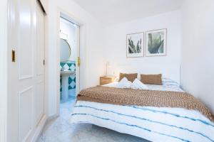 a bedroom with a bed with a blue and white blanket at Casa Vesalia in Vinarós