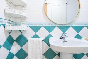 a bathroom with a sink and a mirror at Casa Vesalia in Vinarós +28 photos