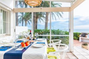 a dining room with a table with a view of the ocean at Casa Vesalia in Vinarós