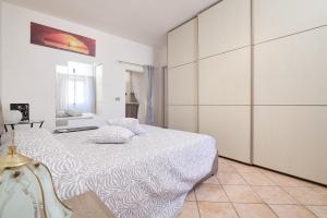 a bedroom with a bed and a large closet at La Nicchia in Tirli