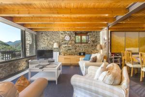a living room with couches and a tv at Casa Guillem Completa in Tavascan