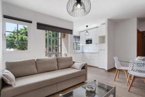 a living room with a couch and a table at Apartamento Puerto Playa in Puerto del Rosario