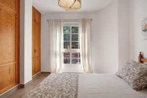 a bedroom with a bed and a window at Apartamento Puerto Playa in Puerto del Rosario