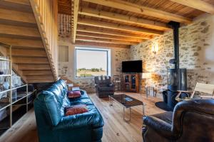 a living room with a couch and a table at Le Basque - Bazas in Bazas
