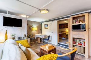 a living room with a couch and a table at Yalet Ferienhaus in Brilon