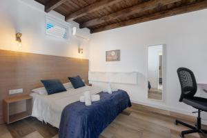 a bedroom with a bed and a desk and a chair at Casa Miranda 2 in Araya