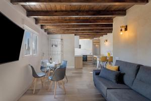 a living room with a couch and a table at Casa Miranda 2 in Araya