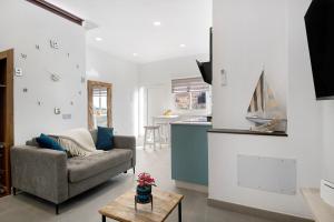 a living room with a couch and a table at Casa Mara 1 in Playa Quemada