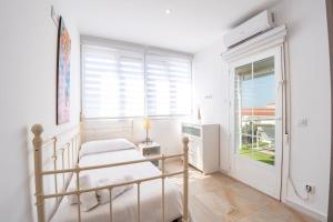 a bedroom with two bunk beds and a window at Precioso chalet a pie de playa in Punta Umbría