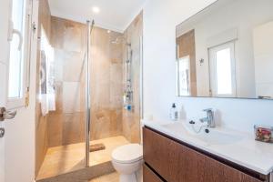 a bathroom with a shower and a toilet and a sink at Precioso chalet a pie de playa in Punta Umbría +21 photos