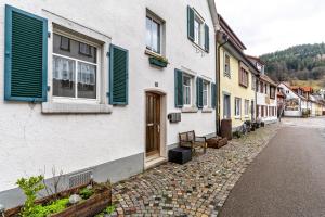 a cobblestone street in a town with buildings at Ferienwohnung Joanna in Wolfach