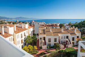 a view of a city with houses and the ocean at El Hacho in Manilva