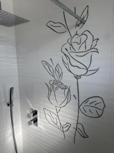 a bathroom with a drawing of a flower on the wall at Maison d'Hôtes - La Marée Hôtes in Piriac-sur-Mer +15 photos